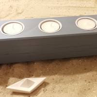 Grau-blauer Teelichthalter aus Holzbalken mit Tauwerk für 3 Teelichter Bild 2