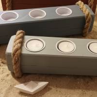 Grau-blauer Teelichthalter aus Holzbalken mit Tauwerk für 3 Teelichter Bild 3
