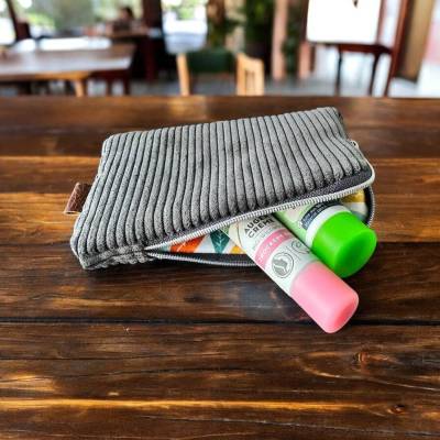 Aus Cord handmade Mini-Portemonnaie, in Dunkelgrau, mit metallisiertem Reißverschluss