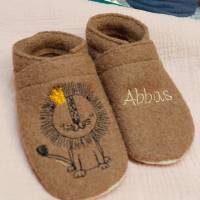 Baby - Schuhe, Puschen Lauflernschuhe, Wollwalk, Ledersohle neu personalisiert Löwe mit Krone Bild 3