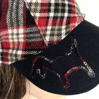 weiche Wende-Kappe/ Schirmmütze mit Hundemotiv, aus rot-schwarz-karierter Wolle und schwarzer Baumwolle, free size Bild 3