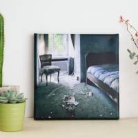 Schlafzimmer in einem verlassenen Haus Leinwand Fotografie Wandgestaltung 20 x 20 cm Bild 1