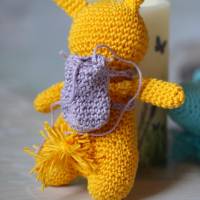 Süßer gehäkelter Hase - ein ideales Geschenk für Deine Lieben,kleine Geschenkidee für Ostern,Osterdeko Hase mit Rucksack Bild 10