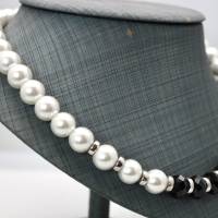 Dicke weiße Perlenkette Kette Perlen Muschelkern mit schwarze Glasperlen geschliffen Bild 2