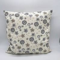 Kissenbezug/Kissenhülle aus Baumwollstoff mit grauen Blumen, handgearbeitet Bild 1
