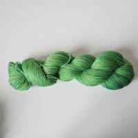Handgefärbte Sommer-Sockenwolle, 4fach, mit Baumwolle, Farbe: Moosgrün Semisolid Bild 1