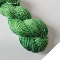Handgefärbte Sommer-Sockenwolle, 4fach, mit Baumwolle, Farbe: Moosgrün Semisolid Bild 2