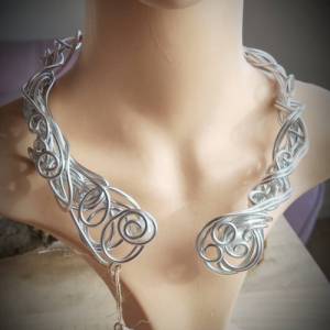 Aluminiumdraht-Halsreif , Halsreif silber , barockes Perlencollier,Medusa,offene Halskette, perlenkette silber,,Halsreif Bild 2
