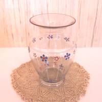 Schöne Vase aus Glas mit Blumen aus Punkten Bild 1