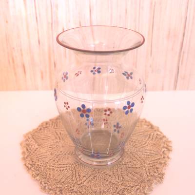 Schöne Vase aus Glas mit Blumen aus Punkten