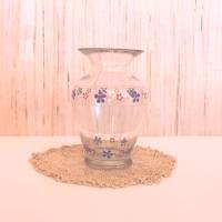 Schöne Vase aus Glas mit Blumen aus Punkten Bild 2