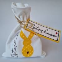 Geschenkesäckchen mit passendem Label für Ostern - OSTERHASE - in gelb mit weißen Pünktchen von he-ART by helen hesse Bild 1