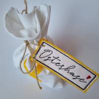 Geschenkesäckchen mit passendem Label für Ostern - OSTERHASE - in gelb mit weißen Pünktchen von he-ART by helen hesse Bild 7