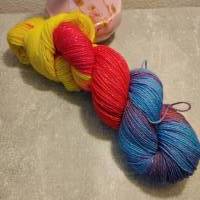 handgefärbte Sockenwolle, Sockenwolle 4-fach, gelb, türkis, rot, Strang, #2302 glitzer Bild 1