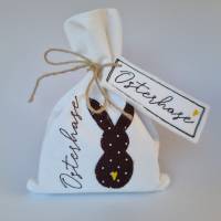 Geschenkesäckchen mit passendem Label für Ostern - OSTERHASE - in braun mit weißen Pünktchen von he-ART by helen hesse Bild 1