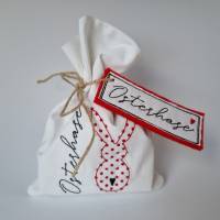 Geschenkesäckchen mit passendem Label für Ostern - OSTERHASE - in weiß mit roten Pünktchen von he-ART by helen hesse Bild 1