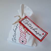 Geschenkesäckchen mit passendem Label für Ostern - OSTERHASE - in weiß mit roten Pünktchen von he-ART by helen hesse Bild 7