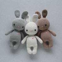 Häkeltier Amigurumi Häkelhase Hase Mini bunt aus Baumwolle Handarbeit tolles Geschenk für Kinder Bild 1