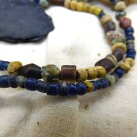Strang mit kleinen Djenné-Perlen, verschiedene Farben, gefunden in Mali 3-6mm - Strang ca. 60cm - antike Nila Glasperlen Bild 4