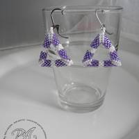 Ohrhänger aus winzigen Glasperlen Dreieck in der Trendfarbe Flieder mit weiß Bild 3