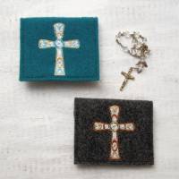 Bestickte Rosenkranztasche aus Filz *Motiv Kreuz unterteilt *individuell angefertigt Bild 1