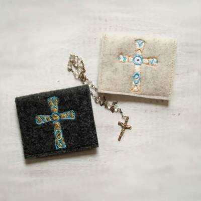 Bestickte Rosenkranztasche aus Filz *Motiv Kreuz unterteilt *individuell angefertigt