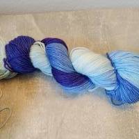 handgefärbte Sockenwolle, Sockenwolle 4-fach, Blau-Violett im Farbverlauf, Strang, #2311 Bild 1