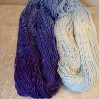 handgefärbte Sockenwolle, Sockenwolle 4-fach, Blau-Violett im Farbverlauf, Strang, #2311 Bild 2