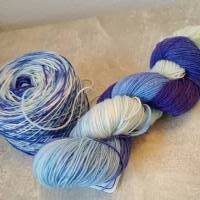 handgefärbte Sockenwolle, Sockenwolle 4-fach, Blau-Violett im Farbverlauf, Strang, #2311 Bild 4