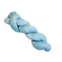Handgefärbte Socken- und Tuchwolle mit Bambus, 4fädig, 100 g Strang, Farbe: "Baby Blue Semisolid" Bild 1