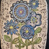 Keramikbild ‚Blaue Blumen’ stilisiert, handgetöpfert, montiert auf Holzplatte, 18 x 14 cm Bild 1