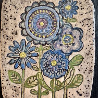 Keramikbild ‚Blaue Blumen’ stilisiert, handgetöpfert, montiert auf Holzplatte, 18 x 14 cm