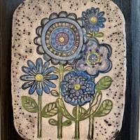 Keramikbild ‚Blaue Blumen’ stilisiert, handgetöpfert, montiert auf Holzplatte, 18 x 14 cm Bild 2