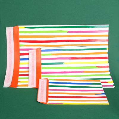 Drei bunt gestreifte Papier Flachbeutel in 3 Größen