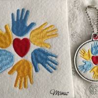 Hände Schlüsselanhänger ITH, Hände m Herz 10 x 10 cm, zum Welt-Down-Syndrom-Tag,   Bitte Format auswählen Bild 1