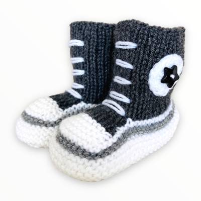 Gestrickte sportliche Babyschüchen „MiNNiS“ für die Erstlingsaustattung im Sneaker - Look