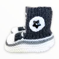 Gestrickte sportliche Babyschüchen „MiNNiS“ für die Erstlingsaustattung im Sneaker - Look Bild 2