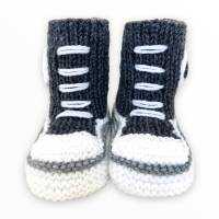 Gestrickte sportliche Babyschüchen „MiNNiS“ für die Erstlingsaustattung im Sneaker - Look Bild 3