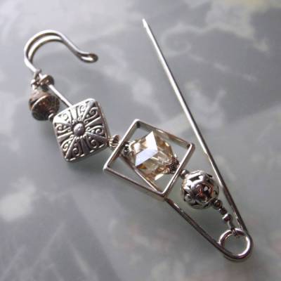 große silberne Tuchnadel mit Dalmatinerjaspis und Kristall in zarten Naturfarben N10-S-8