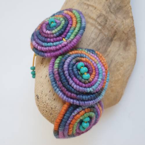 Einzigartiges Häkelarmband aus runden gehäkelten Woll-Spiralen