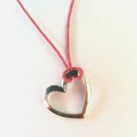Halskette mit silberfarbenem Herzanhänger am rosa Band von Hobbyhaus Bild 1