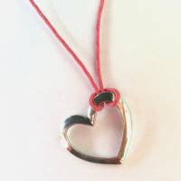 Halskette mit silberfarbenem Herzanhänger am rosa Band von Hobbyhaus Bild 10