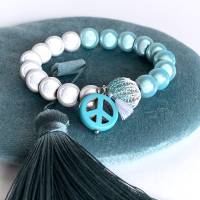elastisches Armband aus magischen Leuchtperlen in Weiß und Eisblau mit gestrickter bicolor Mini-Kugel aus weißem und eis Bild 1