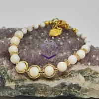 Schönes weißes Perlmutt Perlenarmband mit Metallelementen, Karabinerverschluss und Herz Charm, goldfarben Bild 1