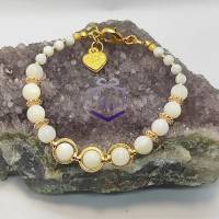 Schönes weißes Perlmutt Perlenarmband mit Metallelementen, Karabinerverschluss und Herz Charm, goldfarben Bild 2