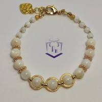 Schönes weißes Perlmutt Perlenarmband mit Metallelementen, Karabinerverschluss und Herz Charm, goldfarben Bild 3