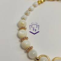 Schönes weißes Perlmutt Perlenarmband mit Metallelementen, Karabinerverschluss und Herz Charm, goldfarben Bild 5