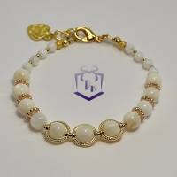 Schönes weißes Perlmutt Perlenarmband mit Metallelementen, Karabinerverschluss und Herz Charm, goldfarben Bild 7