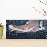 Schallplattenspieler in einem lost place, Upcycling alter Holzbalken, Foto auf Holz, Holzdruck Bild 1