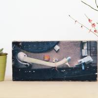 Schallplattenspieler in einem lost place, Upcycling alter Holzbalken, Foto auf Holz, Holzdruck Bild 2